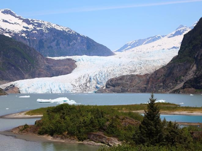 Alaska có đường bờ biển dài hơn tổng chiều dài đường bờ biển của tất cả các tiểu bang khác của Mỹ cộng lại. Đường bờ biển của Alaska dài 6.640 dặm (10.686 km). Ảnh: TJ.