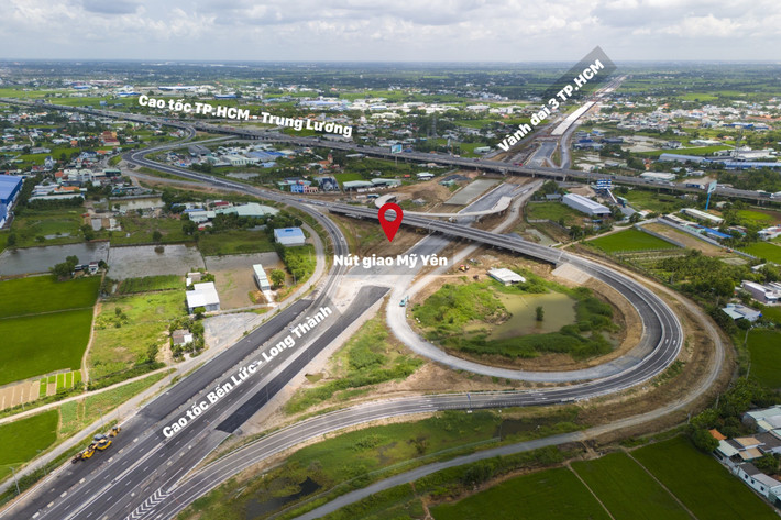 Nút giao Mỹ Yên (Long An cũ, nay thuộc Tây Ninh) nơi kết nối 3 trục giao thông trọng điểm gồm cao tốc TP.HCM - Trung Lương, cao tốc Bến Lức - Long Thành và Vành đai 3 TP.HCM có tổng mức đầu tư lên tới hơn 115.000 tỷ đồng. Công trình được triển khai từ năm 2022, giúp kết nối các tỉnh miền Tây với TP.HCM và các tỉnh thành khu vực Đông Nam Bộ.