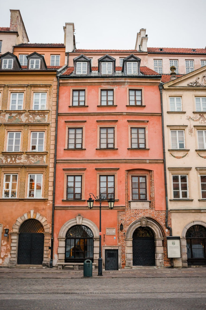 Phố cổ Warsaw giống như một câu đố được tạo thành từ một số mảnh ghép mới và cũ. Mặt tiền bằng gạch và khung cửa của tòa nhà màu đỏ là "mảnh ghép" cũ, phần còn lại là mới.
