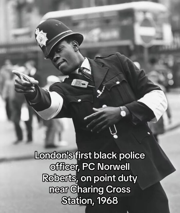 Norwell Roberts - Cảnh sát da màu đầu tiên ở London, Anh, làm nhiệm vụ gần nhà ga Charing Cross năm 1968.