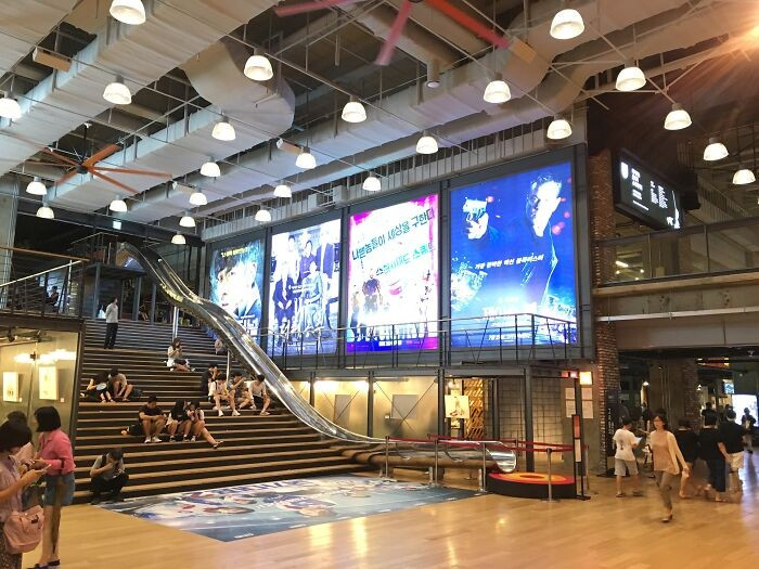 Một số rạp chiếu phim ở thủ đô Seoul có cầu trượt bên trong.