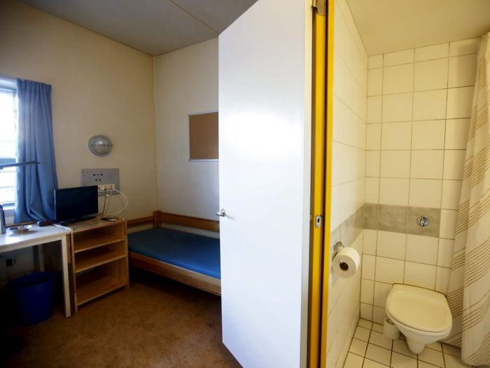 Tại nhà tù Skien ở Oslo, Na Uy, tù nhân có phòng tắm riêng, TV, có thể sử dụng phòng tập thể dục và sân.