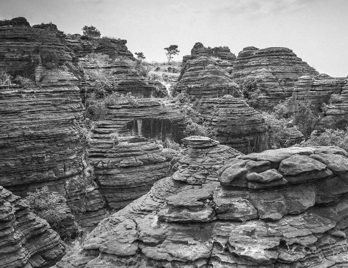 Những khối đá vôi này được gọi là Dômes De Fabedougou, có hình dạng vòm độc đáo, được hình thành qua hàng thiên niên kỷ bởi nước và sự xói mòn.