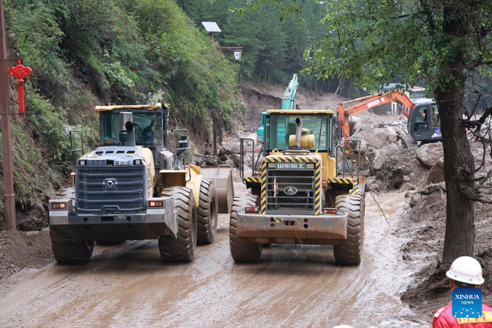 Hoạt động tìm kiếm những người mất tích, sửa chữa cơ sở hạ tầng, sơ tán và tái định cư cho cư dân bị ảnh hưởng bởi mưa lũ đang được tiến hành. Ảnh: THX.