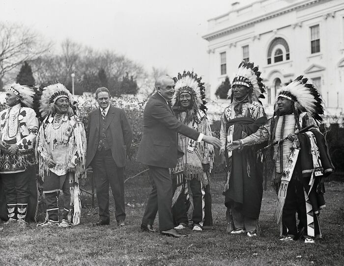 Tổng thống Warren Harding gặp một nhóm người Mỹ bản địa tại Nhà Trắng năm 1921.