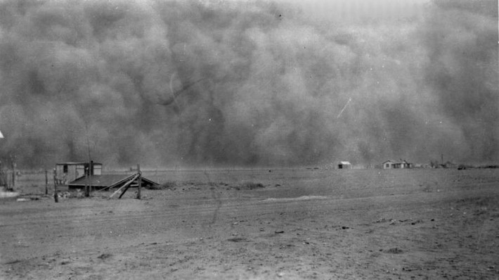 Trận bão bụi càn quét qua Morton, Kansas, những năm 1930.