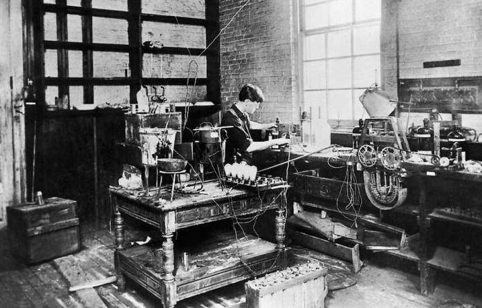 Thomas Edison trong phòng thí nghiệm của ông ở Newark năm 1870.