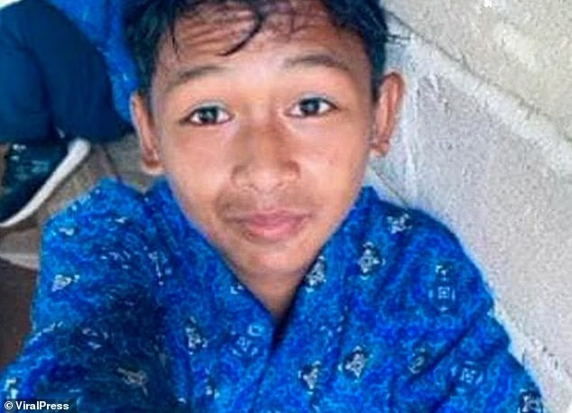 Khi đó, Muhammad Nur Akbar (ảnh), 15 tuổi, đang ngồi trên bờ sông câu cá cùng bạn thì bất ngờ con cá sấu lao tới, cắn vào đùi cậu thiếu niên.
