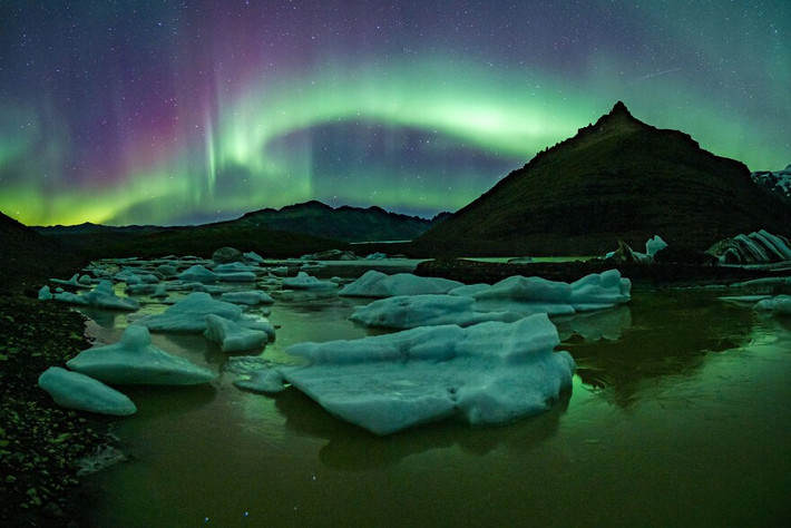 Cực quang tại khu vực sông băng Svinafellsjokull, Iceland. (Nguồn ảnh: BP)