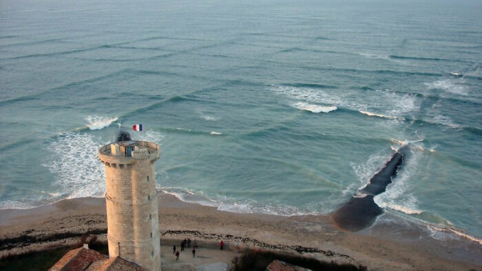 Hiện tượng Cross Sea ấn tượng nhìn từ trên cao. Hiện tượng này xảy ra khi hai hệ thống sóng di chuyển giao nhau theo hai hướng khác nhau, tạo thành các ô vuông hoặc hình caro trên mặt biển. Ảnh: BP.
