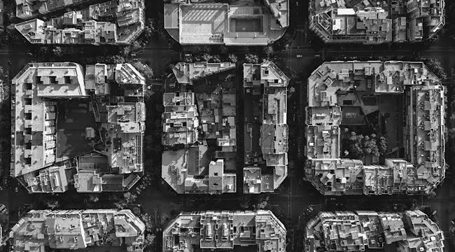 Mạng lưới đường phố ở Barcelona (Tây Ban Nha) được quy hoạch theo dạng lưới, với các khối nhà hình vuông và các đường phố vuông góc với nhau.