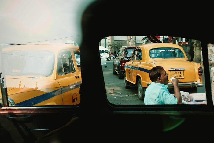 Những chiếc taxi màu vàng là một biểu tượng đặc trưng của thành phố Kolkata, Ấn Độ.