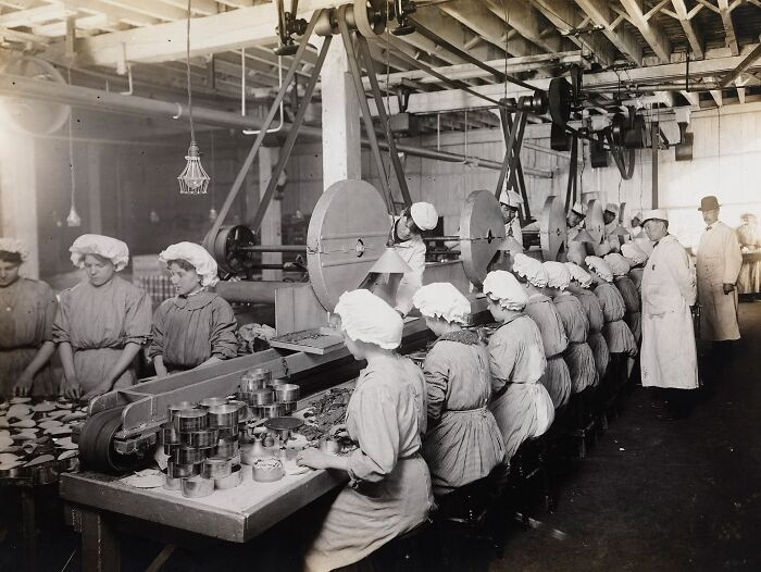 Công nhân đóng gói thịt bò băm năm 1910.