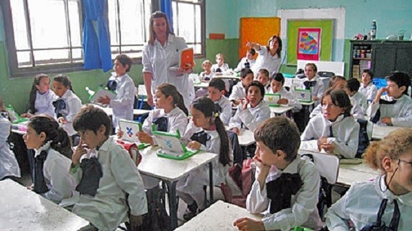 Năm 2009, Uruguay trở thành quốc gia đầu tiên cung cấp cho mỗi học sinh tiểu học một máy tính xách tay. Ảnh: WB.