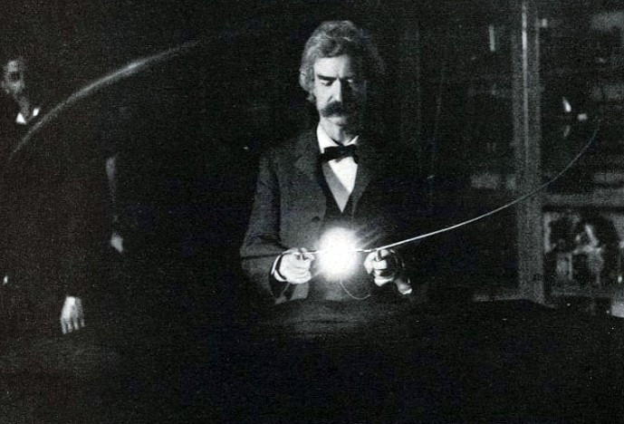 TC Twain trong phòng thí nghiệm của Nikola Tesla nhiều năm trước. Theo Bored Panda, TC Twain thường xuyên đến thăm và làm tình nguyện tại phòng thí nghiệm của Nikola Tesla vào những năm 1890, nơi ông nổi tiếng với việc thử nghiệm máy dao động cơ học của Tesla.