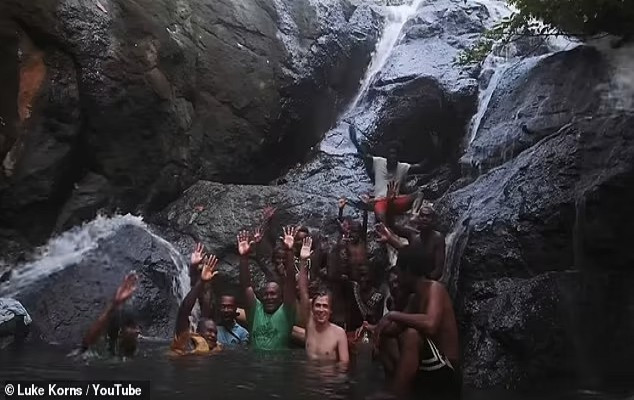 Dù điều kiện cơ sở vật chất còn thiếu thốn nhưng người dân Utupua luôn có tinh thần cộng đồng mạnh mẽ, đoàn kết và chăm sóc lẫn nhau,...
