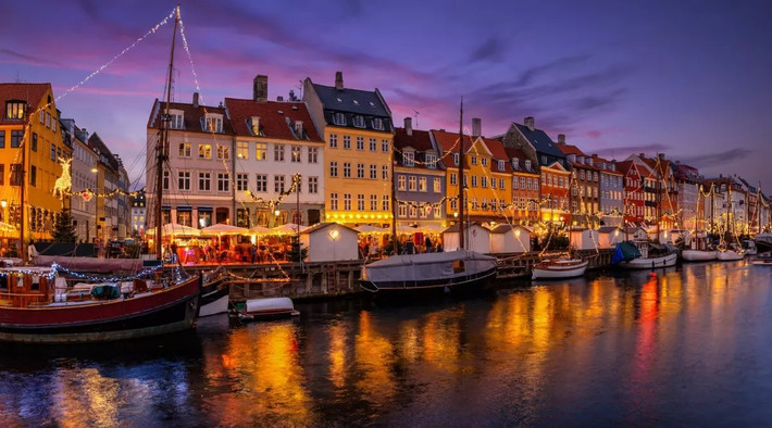 Theo trang Rustic Pathways, Copenhagen là một trung tâm ẩm thực quốc tế nổi tiếng. Thành phố này có nhiều nhà hàng đạt sao Michelin và nổi tiếng với phong trào ẩm thực "New Nordic" tập trung vào nguyên liệu địa phương và bền vững. Ảnh: stock.adobe.com.