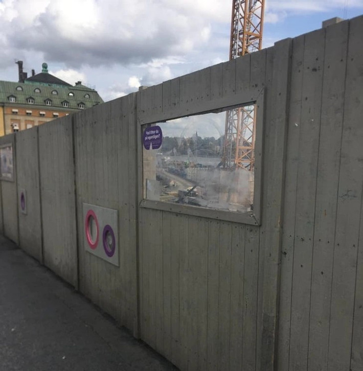 Ở Stockholm, có những khoảng hở trên hàng rào cho phép mọi người quan sát công trường xây dựng/sông.