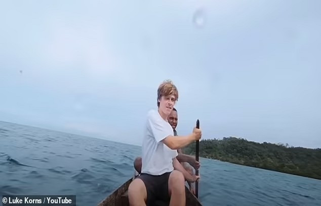 Theo Daily Mail, YouTuber Luke Korns (ảnh), 28 tuổi, đã lên đường thực hiện chuyến hành trình đến thăm Utupua, một trong những hòn đảo xa xôi nhất trong chuỗi đảo Santa Cruz. (Nguồn ảnh: Luke Korns/Youtube)