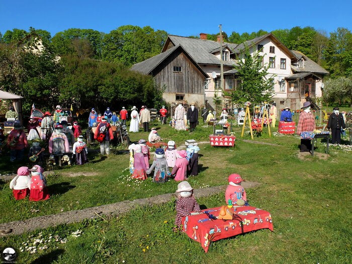 Vườn búp bê ở Latvia.