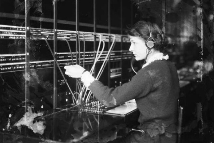 Nhân viên tổng đài điện thoại vào khoảng năm 1922.