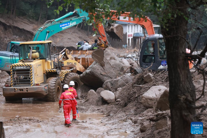Tầng trệt của một khách sạn địa phương bị ngập trong nước lũ, khiến hơn 200 du khách và nhân viên mắc kẹt bên trong. Chính quyền địa phương nhanh chóng điều động các đội cứu hộ đến hiện trường. Ảnh: THX.