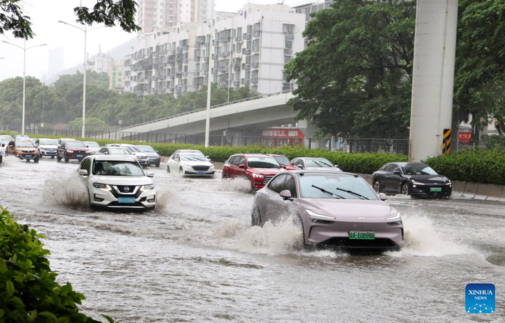 Theo Tân Hoa Xã, bão Wipha đã đổ bộ gần thành phố Giang Môn, tỉnh Quảng Đông, miền nam Trung Quốc, vào khoảng 17h50 chiều 20/7. Khi đổ bộ, sức gió mạnh nhất gần tâm bão đạt 33 mét/giây. Ảnh: Các phương tiện di chuyển qua khu vực bị ngập lụt ở Thâm Quyến, tỉnh Quảng Đông, ngày 20/7. (Nguồn ảnh: THX)