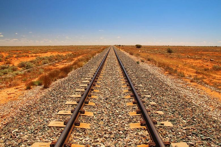 Australia tự hào có nhiều tuyến đường sắt ngoạn mục. Trong đó, tuyến đường sắt Indian Pacific nối liền hai thành phố lớn Sydney và Perth, nổi tiếng với hành trình dài, cảnh quan đa dạng từ núi non đến sa mạc, và sở hữu đoạn đường ray thẳng dài nhất thế giới. Ảnh: TN.