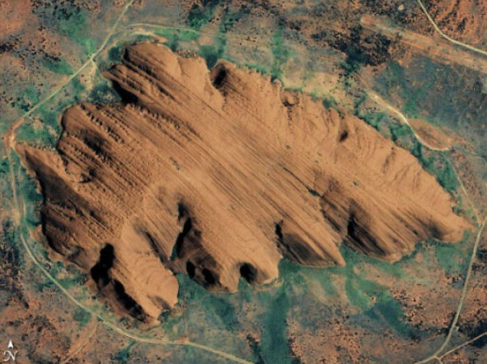 Khối đá sa thạch Uluru, còn gọi là Ayers Rock, cao khoảng 348 mét, là biểu tượng thiên nhiên nổi tiếng của Australia. Màu sắc của khối đá thay đổi theo ánh sáng mặt trời, thường đỏ rực lúc bình minh và hoàng hôn. Ảnh: BP.