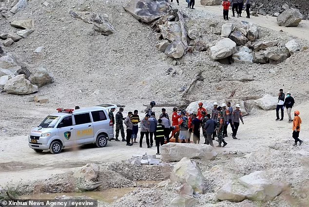 "Công nhân khi đó khai thác từ dưới chân núi lên, thay vì từ trên đỉnh xuống", Mulyono nói với Detik Jabar, một trang tin tức địa phương. Ảnh: Xinhua.