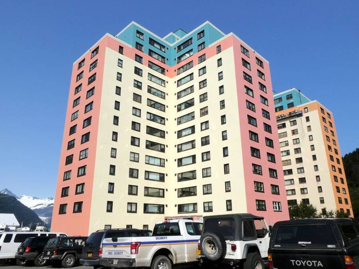Thị trấn Whittier hiện là nơi sinh sống của khoảng 272 người và hầu hết họ đều cùng sống trong tòa nhà 14 tầng Begich Towers. Ảnh: Wikimedia Commons.