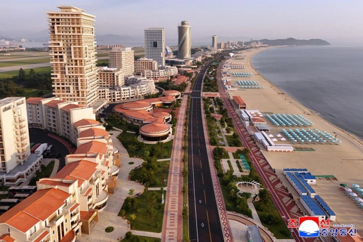 Khu nghỉ dưỡng Wonsan Kalma nằm ở bờ biển phía đông Triều Tiên, bắt đầu mở cửa đón du khách từ ngày 1/7. Ảnh: KCNA.