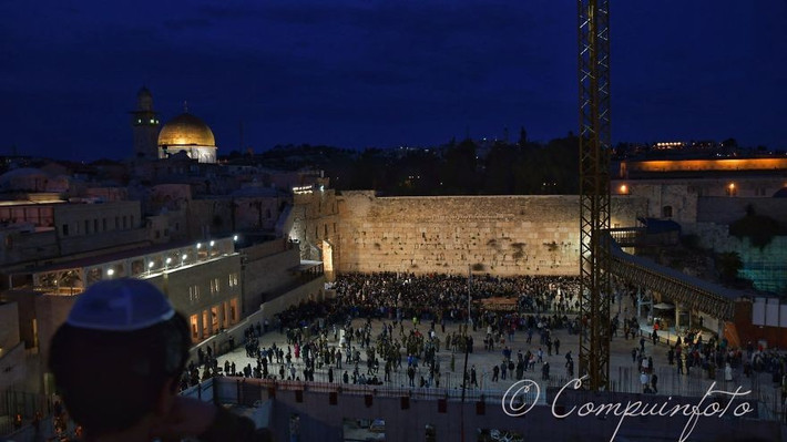Cảnh đông đúc tại một quảng trường vào ban đêm ở Jerusalem.