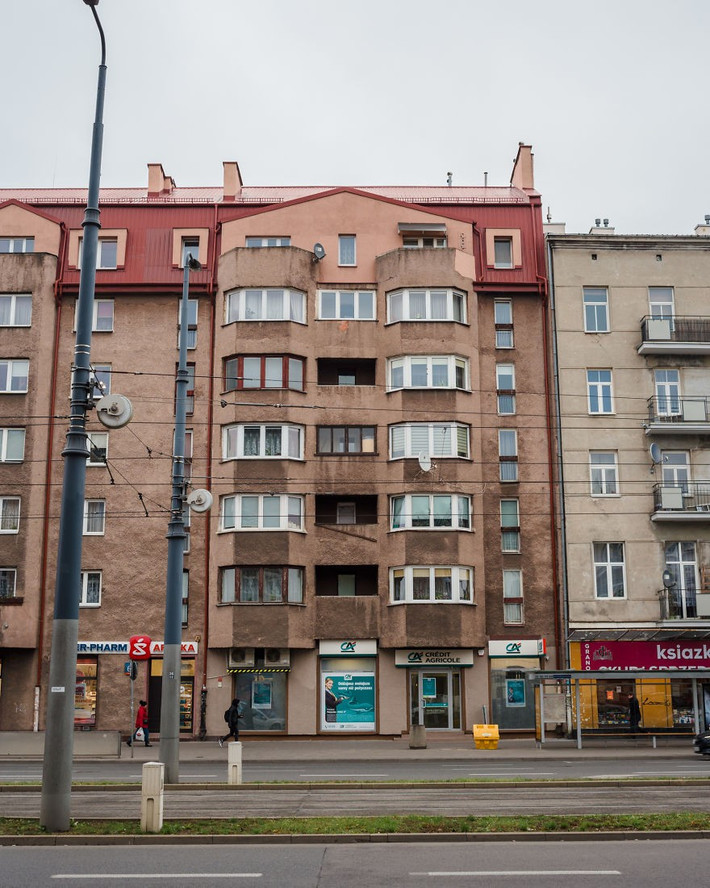 Praga nằm ngay bên kia sông Vistula và chỉ mất 15 phút để đi từ Phố cổ đến đó.