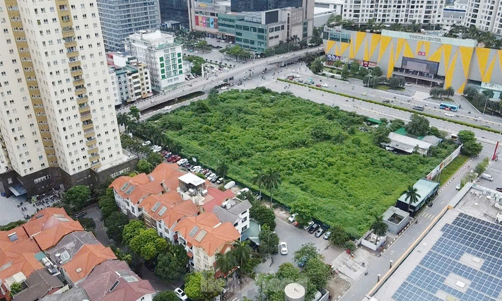 Ghi nhận của PV, phần vỉa hè phía sau khu đất dự án được tận dụng làm bãi đỗ xe.