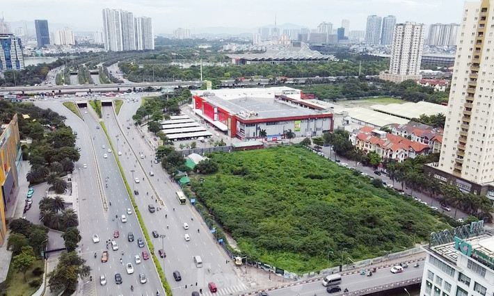 Khu đất thực hiện dự án Tháp tài chính quốc tế có vị trí đắc địa nằm cạnh nút giao Trung Hoà - cửa ngõ phía Tây của Thủ đô với tuyến đường vành đai 3 trên cao, Đại lộ Thăng Long...