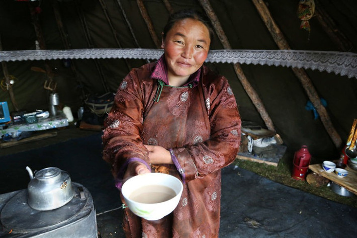 Người phụ nữ mời khách uống Suutei tsai, một loại trà sữa truyền thống ở Mông Cổ.