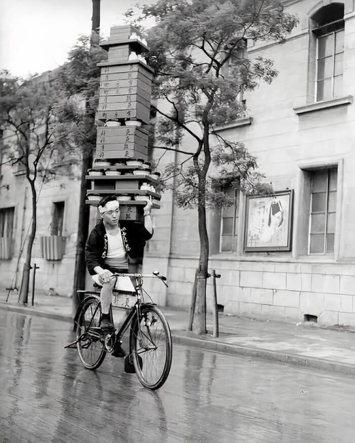 Người giao mì soba ở Tokyo, Nhật Bản, năm 1935.