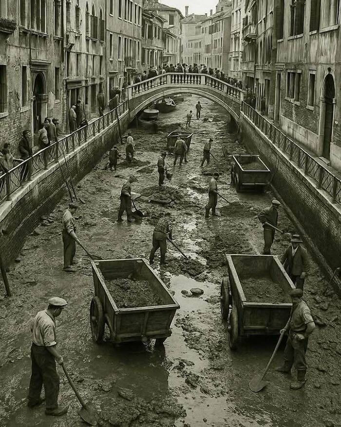 Làm sạch kênh đào Venice, Italy, năm 1956.