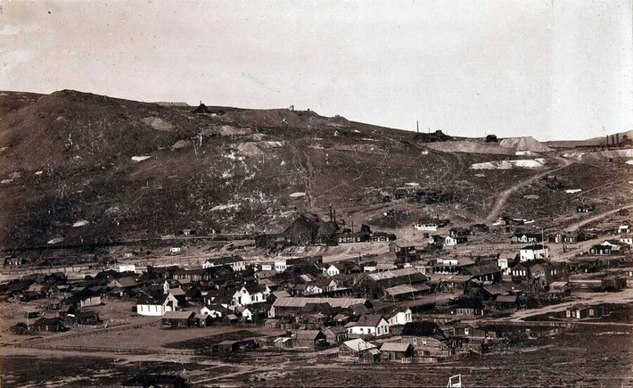 Toàn cảnh Bodie, bang California, nhìn từ trên cao vào những năm 1890. Nơi đây trở thành một thị trấn phát triển mạnh vào cuối những năm 1870 sau khi phát hiện ra vàng. (Nguồn ảnh: ATI)