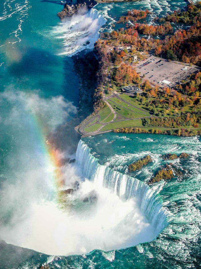 Cảnh tượng ngoạn mục ở thác Niagara nhìn từ trực thăng trong không phận Canada.