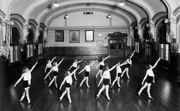 Phòng khiêu vũ bên trong một nhà ga ở Australia vào khoảng năm 1920 đến 1940.