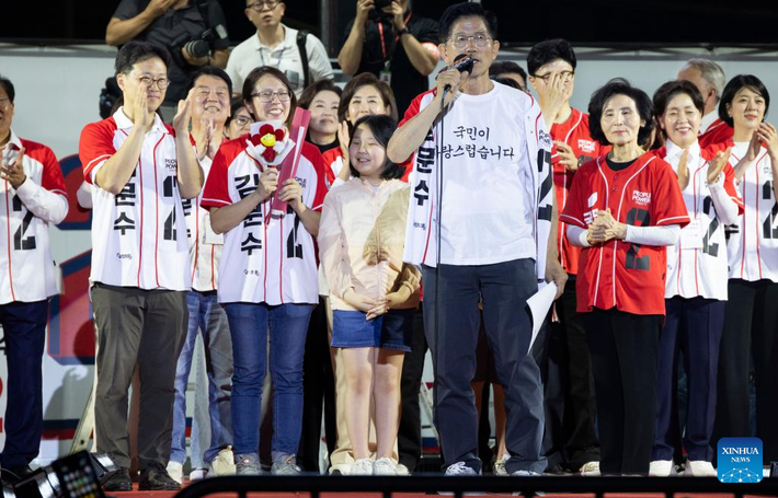 Ông Kim Moon Soo (giữa), ứng cử viên Tổng thống của Đảng Quyền lực Nhân dân, phát biểu trong chiến dịch tranh cử tại Seoul, Hàn Quốc, ngày 2/6/2025. Ảnh: Xinhua.