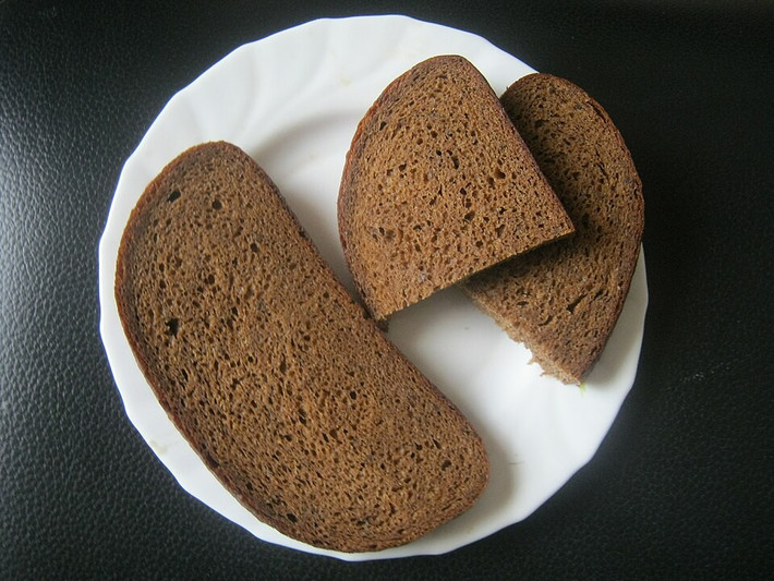 Bánh mì đóng vai trò quan trọng trong văn hóa Litva, đặc biệt là bánh mì lúa mạch đen. Nó không chỉ là một món ăn hàng ngày mà còn xuất hiện trong các nghi lễ truyền thống và được biến tấu thành nhiều món ăn khác nhau. Ảnh: Wikipedia.