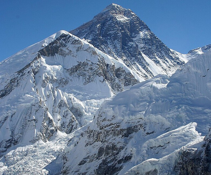 Nepal còn được mệnh danh là "nóc nhà của thế giới" khi có tới 8 trong số 10 ngọn núi cao nhất thế giới, bao gồm đỉnh Everest. Ảnh: Wikipedia.