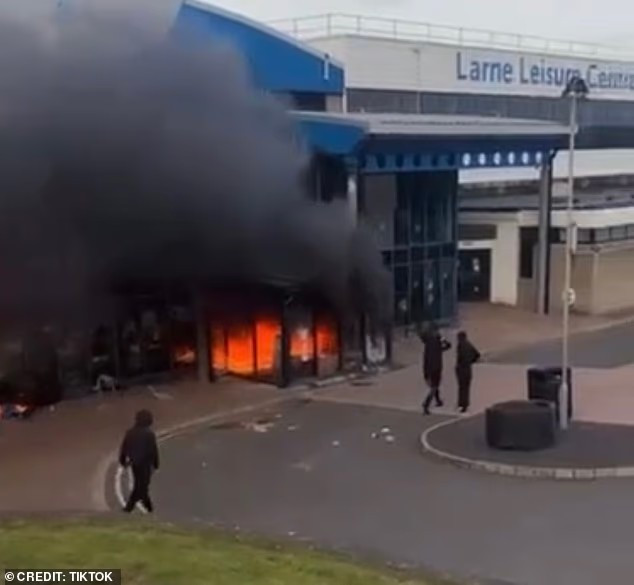 Theo Daily Mail, trong đêm biểu tình bạo lực thứ ba tại Ballymena (tối 11/6), Trung tâm giải trí Larne ở Antrim, nơi được cho là đã tiếp nhận những người nhập cư Romania và các gia đình khác, đã bị nhiều tên côn đồ đốt phá. Ảnh: TikTok.