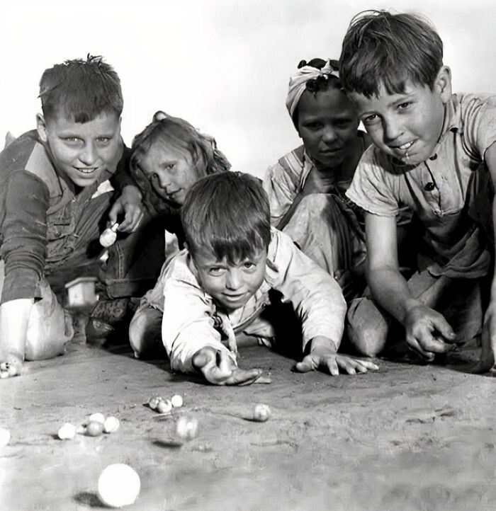 Trẻ em chơi bắn bi ở Missouri, Mỹ, những năm 1940.