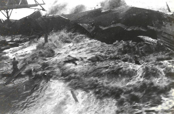 Vào ngày 1/4/1946, một trận động đất mạnh 8,6 độ richter ngoài khơi quần đảo Aleutian ở Alaska đã gây ra sóng thần lan rộng khắp Thái Bình Dương. Chẳng bao lâu sau, sóng thần ập vào Hilo, Hawaii, khiến hơn 170 người thiệt mạng. Bức ảnh rùng rợn này ghi lại những khoảnh khắc cuối cùng của một người đàn ông ở góc dưới bên trái.