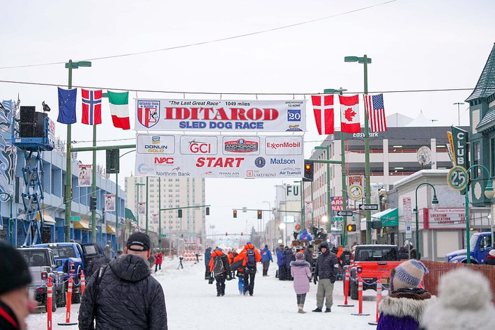 Cuộc đua xe trượt tuyết chó kéo Iditarod, một trong những cuộc đua nổi tiếng và đầy thử thách nhất thế giới, theo truyền thống bắt đầu tại Anchorage, Alaska. Ảnh: Wikipedia.