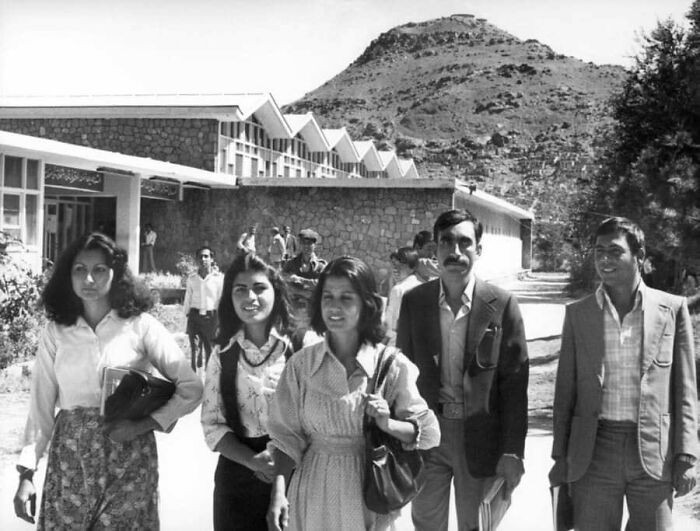 Học sinh đi bộ ở trung tâm thành phố Kabul, Afghanistan, vào năm 1981.